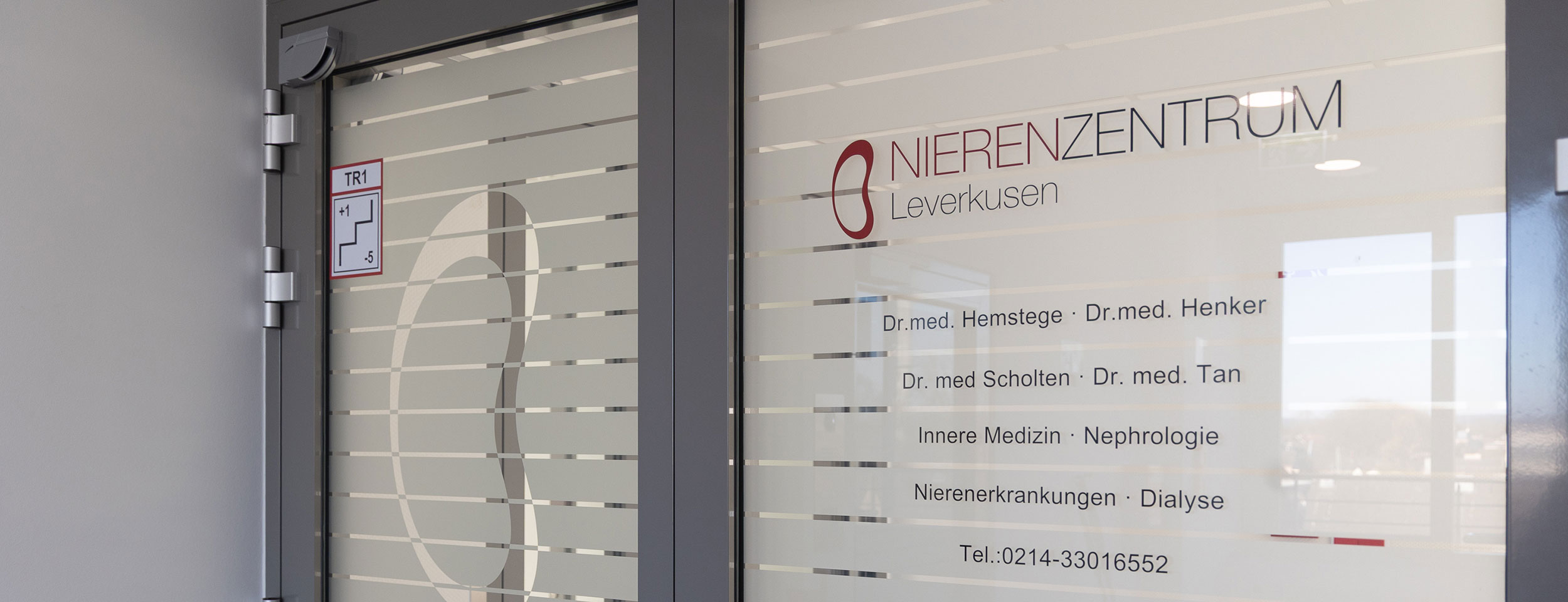 Tür mit Namen von Ärzten im Nierenzentrum Leverkusen